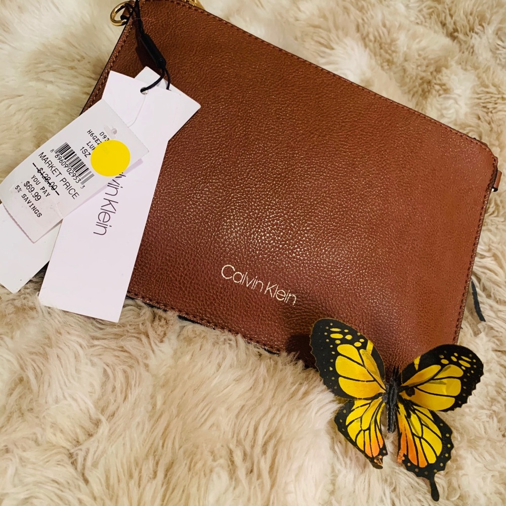 Calvin Klein  
Top Zip Pebble Crossbody